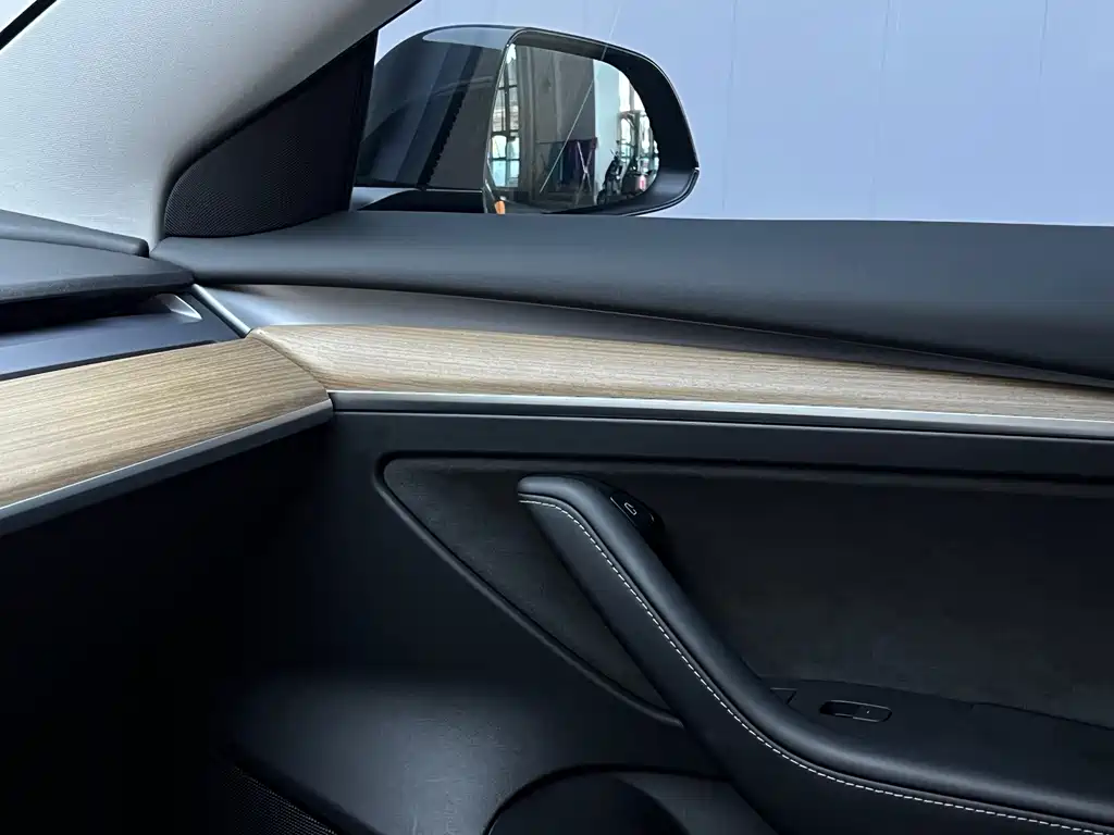 Tesla Model 3 — миниатюра 15