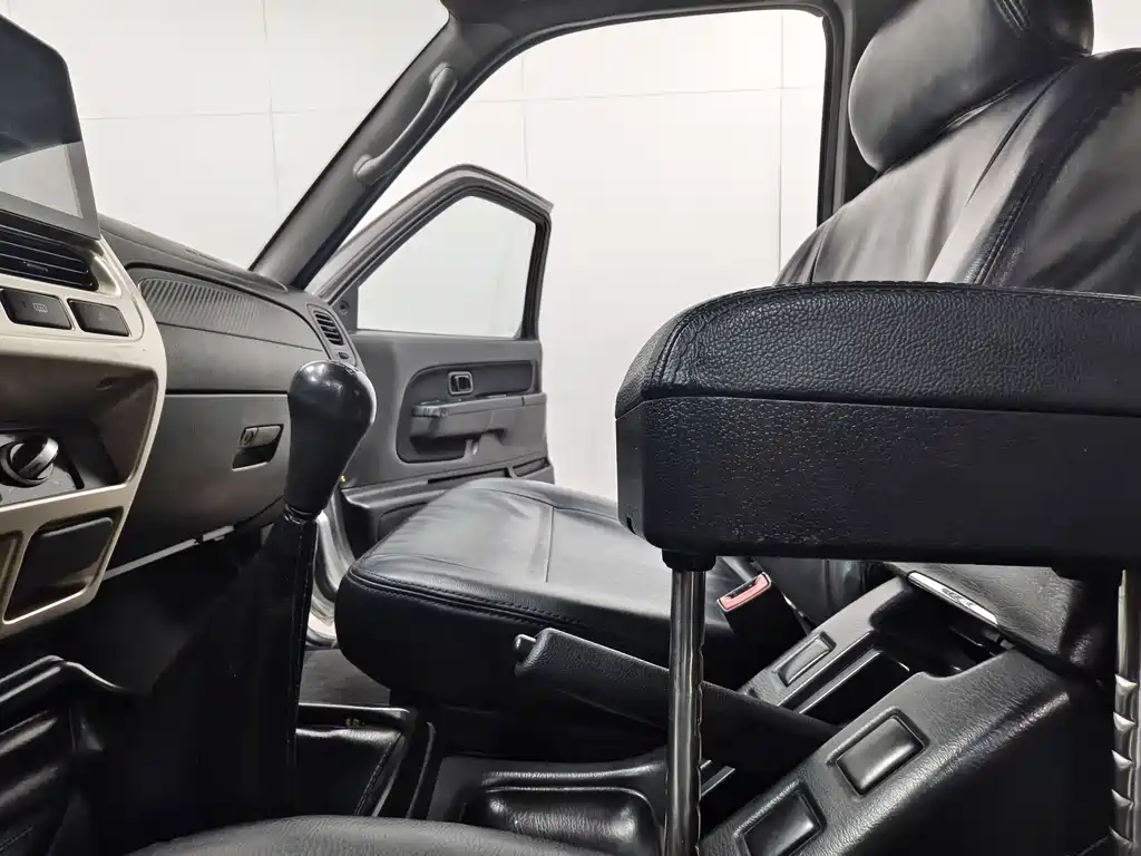 Nissan Paladin — миниатюра 11