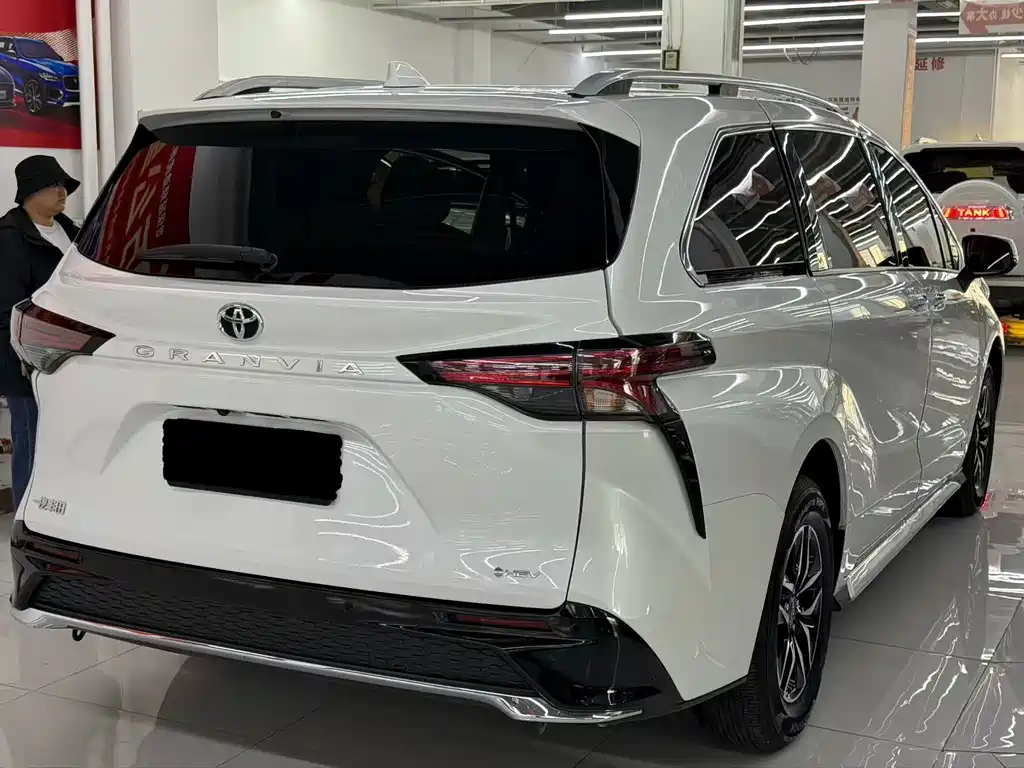 Toyota Granvia — миниатюра 8
