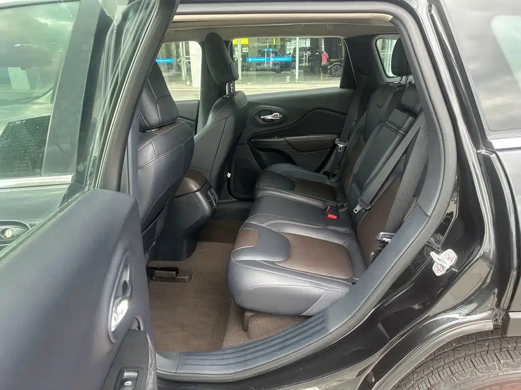 Jeep Cherokee — миниатюра 16