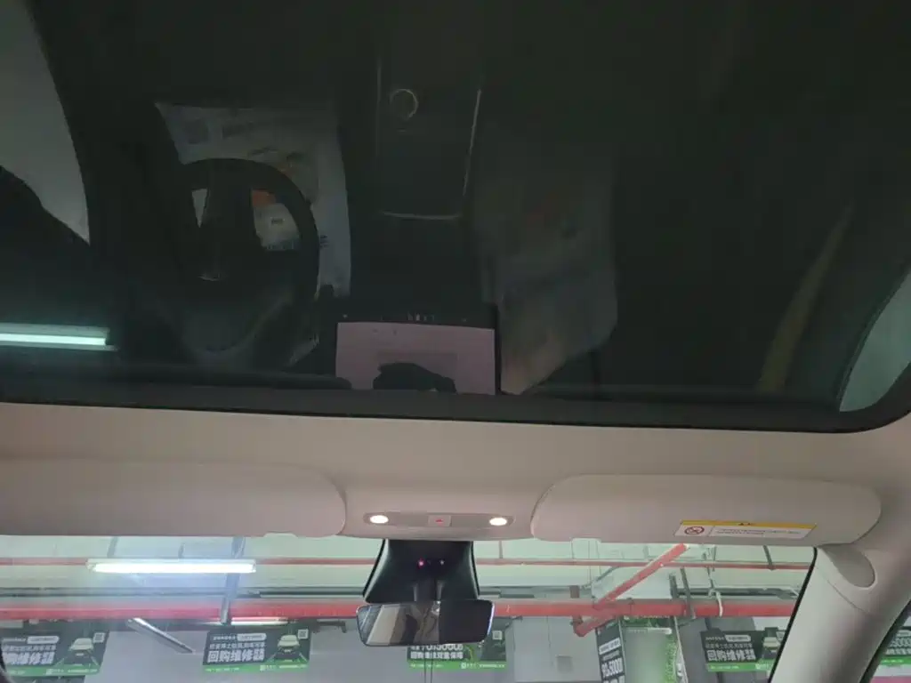 Tesla Model Y — миниатюра 18