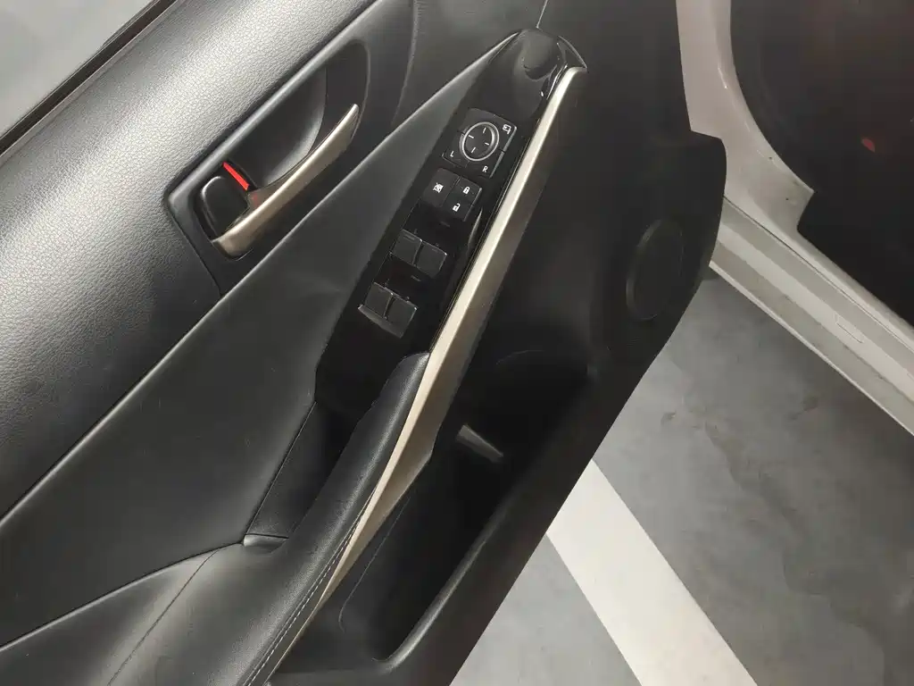Lexus IS — миниатюра 5