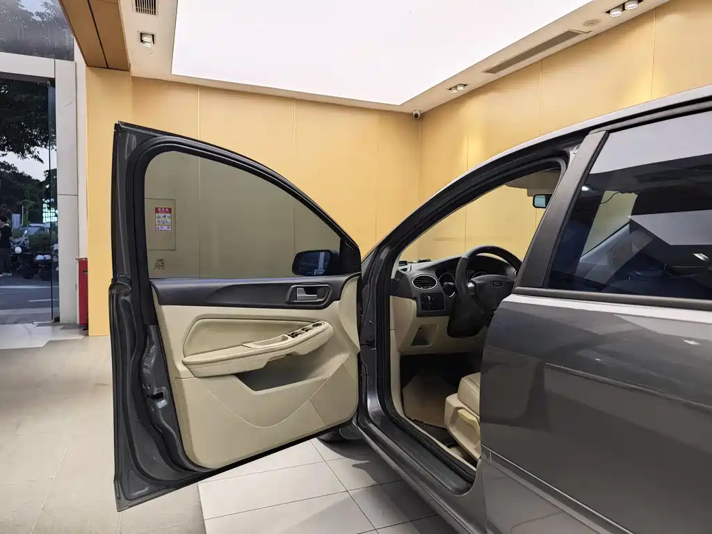 Ford Focus 2013 1.8L MT Fashion