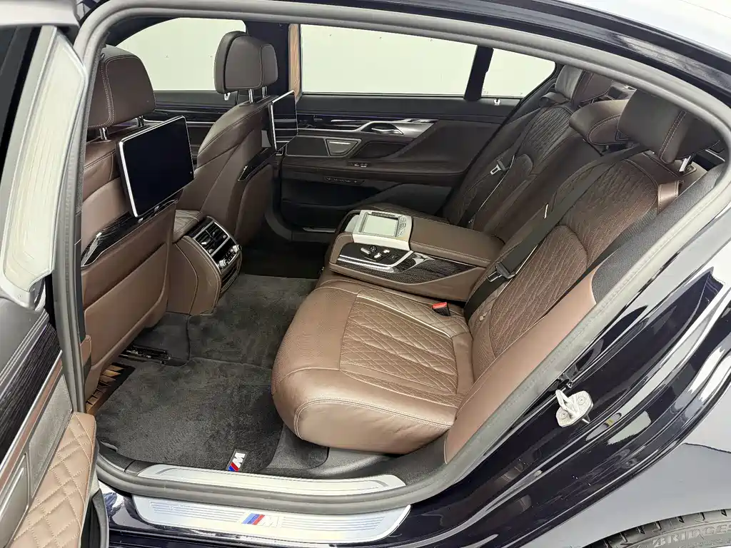 BMW 7 Series — миниатюра 10
