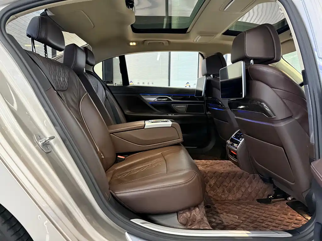BMW 7 Series — миниатюра 10