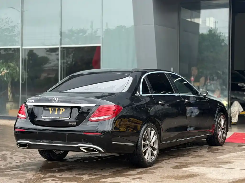 Mercedes-Benz E-Class — миниатюра 6