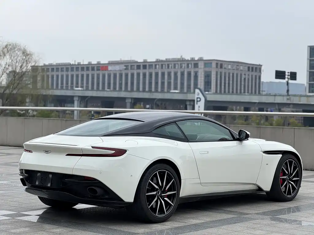 ASTON MARTIN DB11
