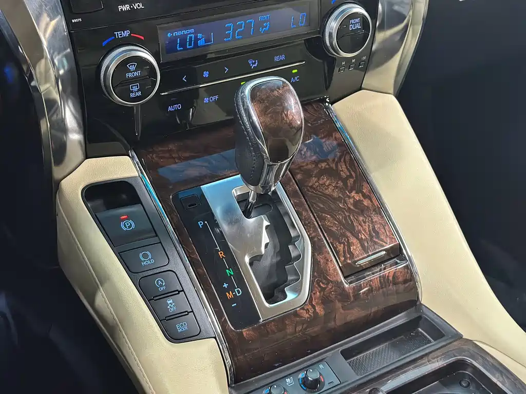 Toyota Alphard — миниатюра 11