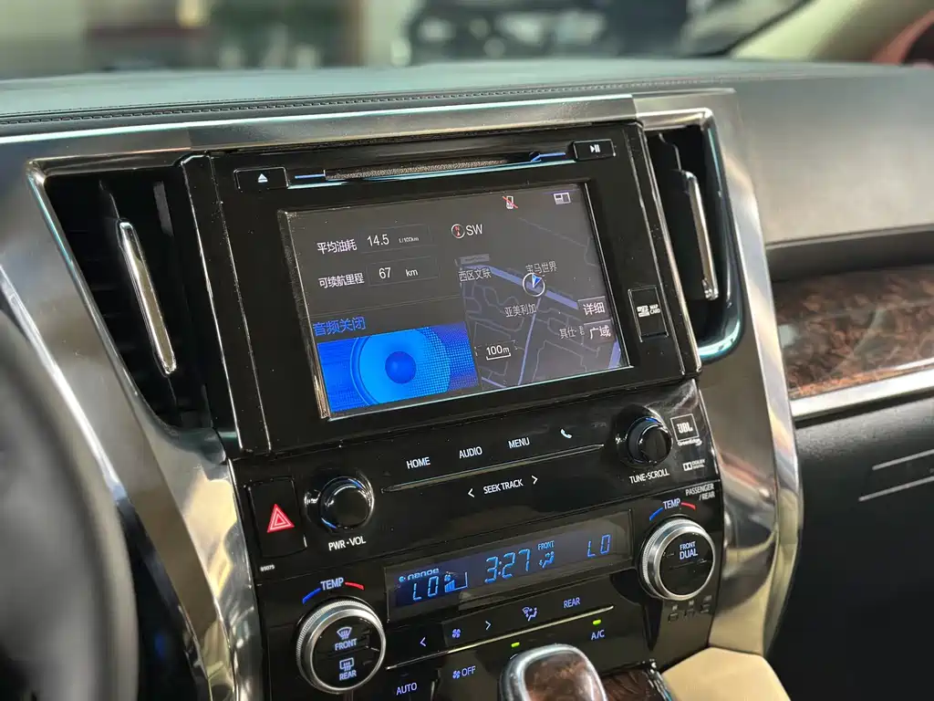 Toyota Alphard — миниатюра 9