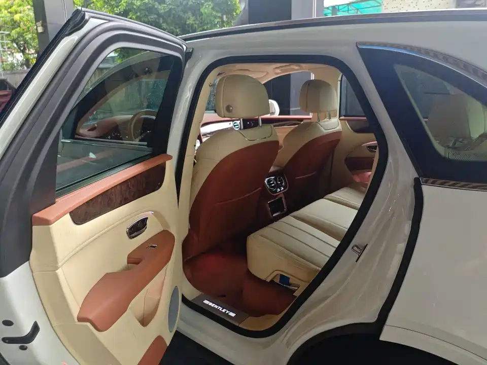 Bentley Bentayga — миниатюра 8