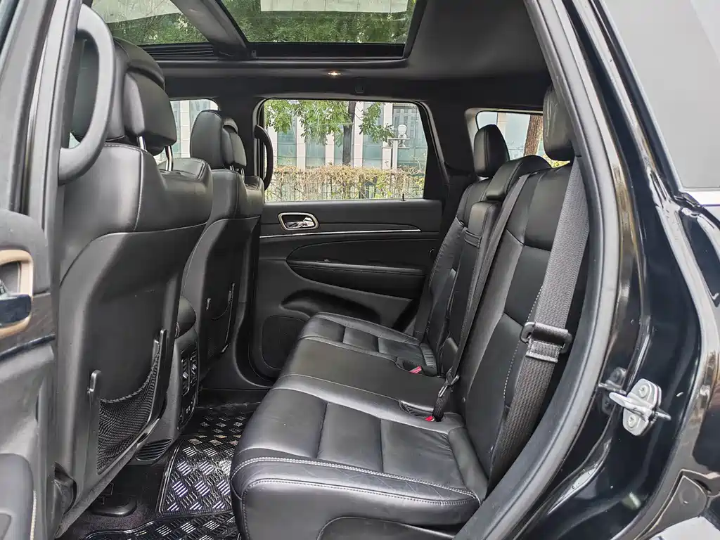 Jeep Grand Cherokee (Import) — миниатюра 9