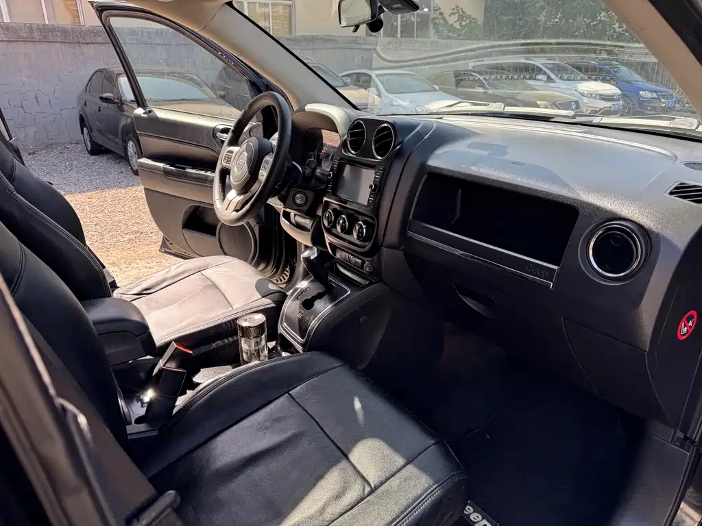 Jeep Compass (Import) — миниатюра 8