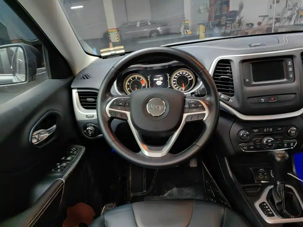 Jeep Cherokee — миниатюра 6