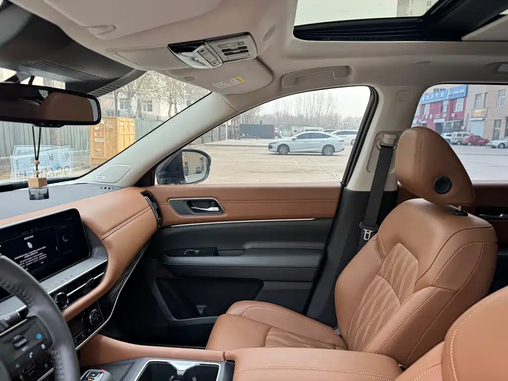 NISSAN EXPLORING THE LAND