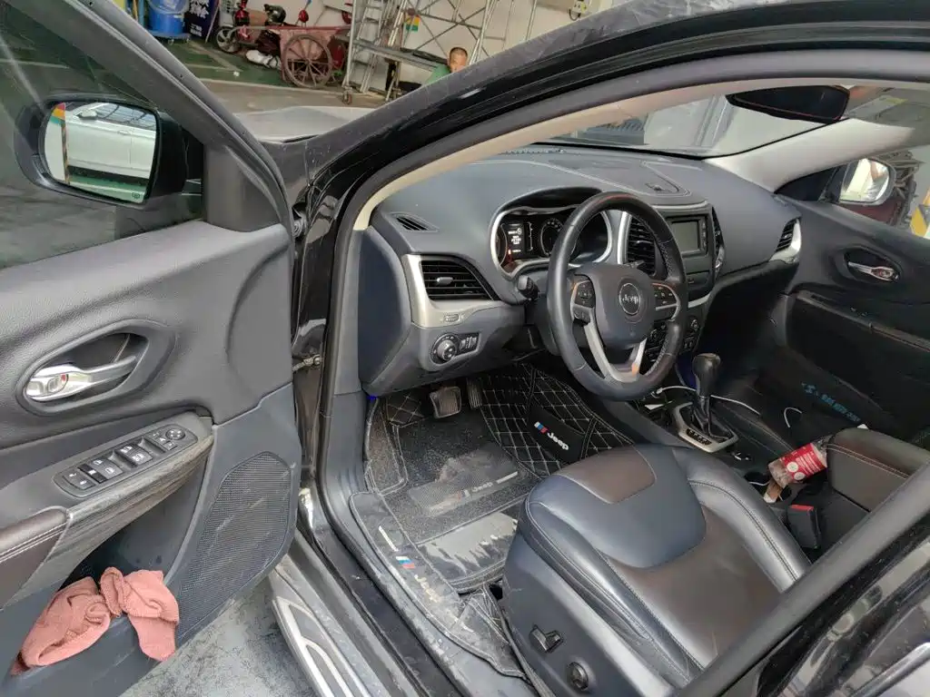 Jeep Cherokee — миниатюра 12