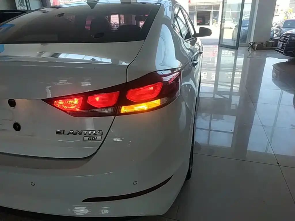 Hyundai Elantra — миниатюра 8