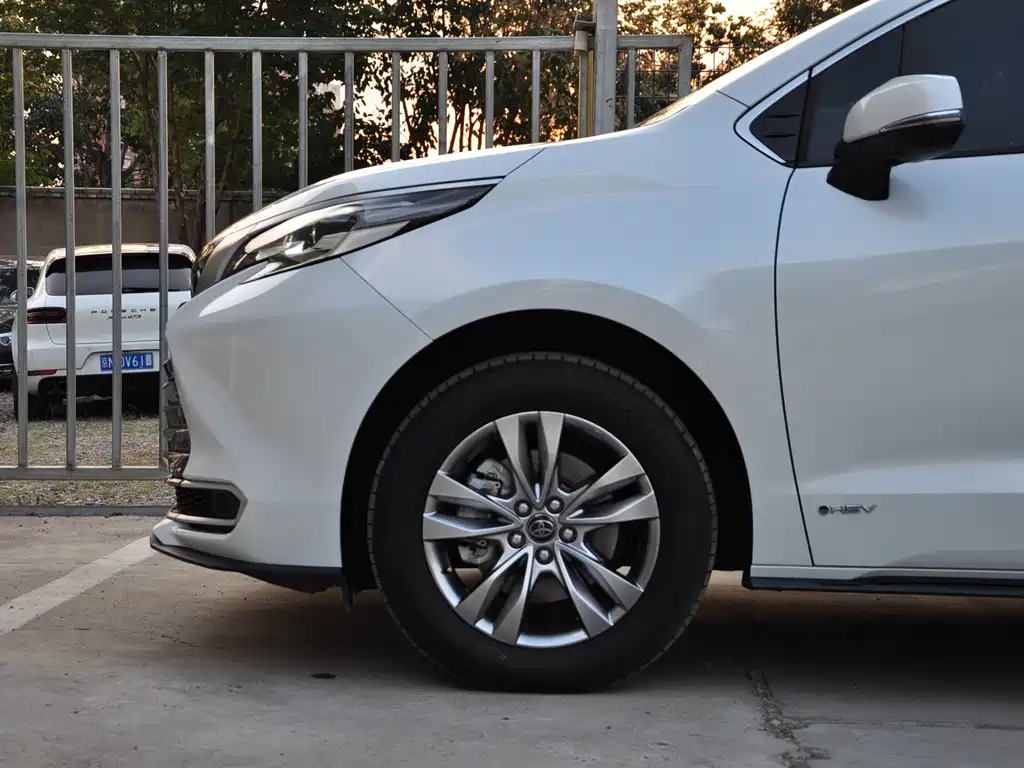 Toyota Sienna — миниатюра 16