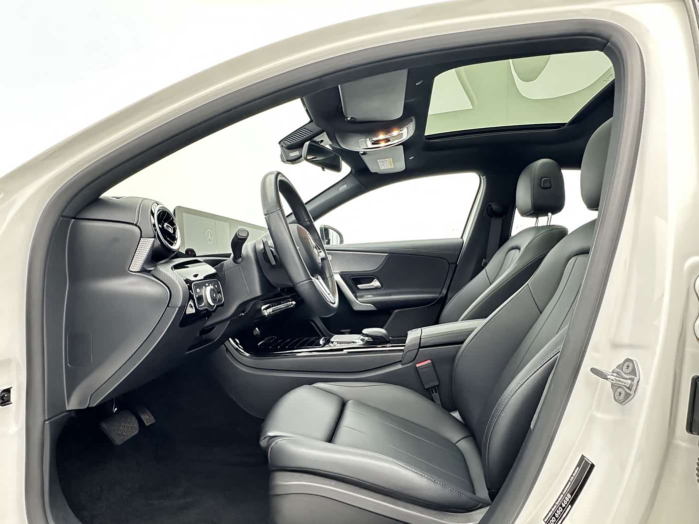 Mercedes-Benz A-Class 1.3 л 2022 г. Белый, пробег 34000 км