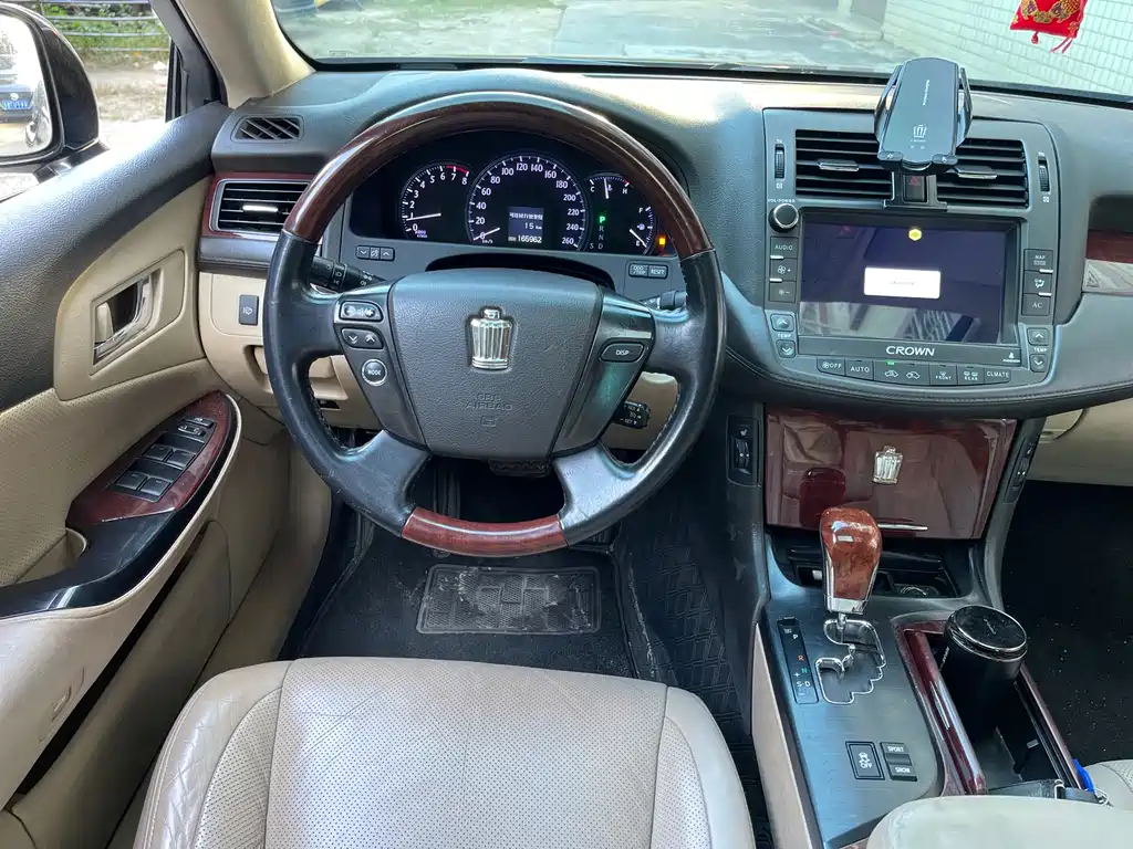 Toyota Crown — миниатюра 10