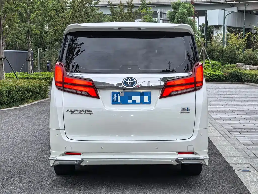 Toyota Alphard — миниатюра 5