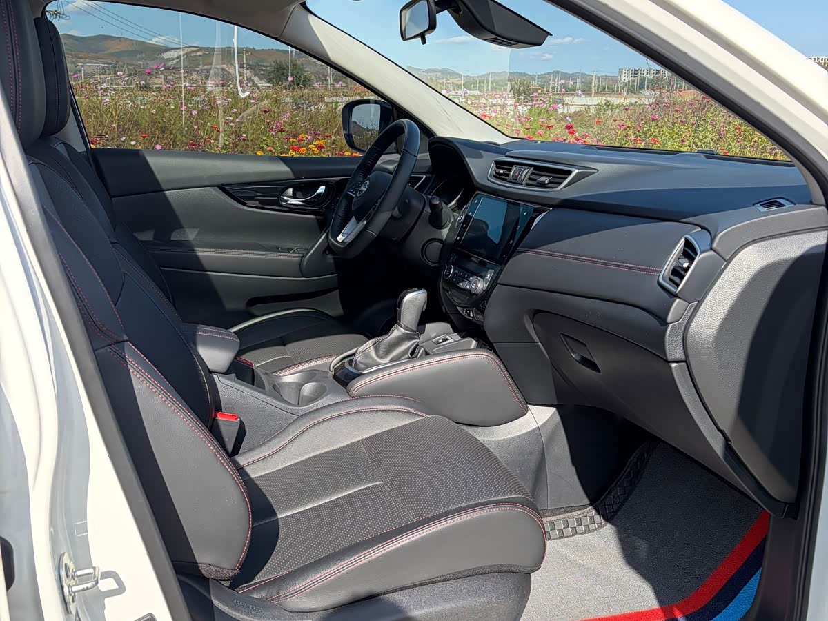 Nissan Qashqai 2.0 л 2023 г. Белый, пробег 10000 км