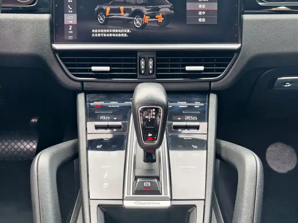 Porsche Cayenne — миниатюра 9