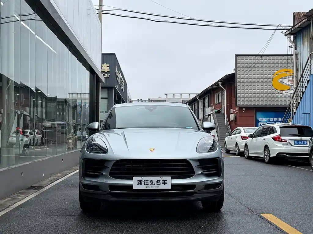 PORSCHE MACAN