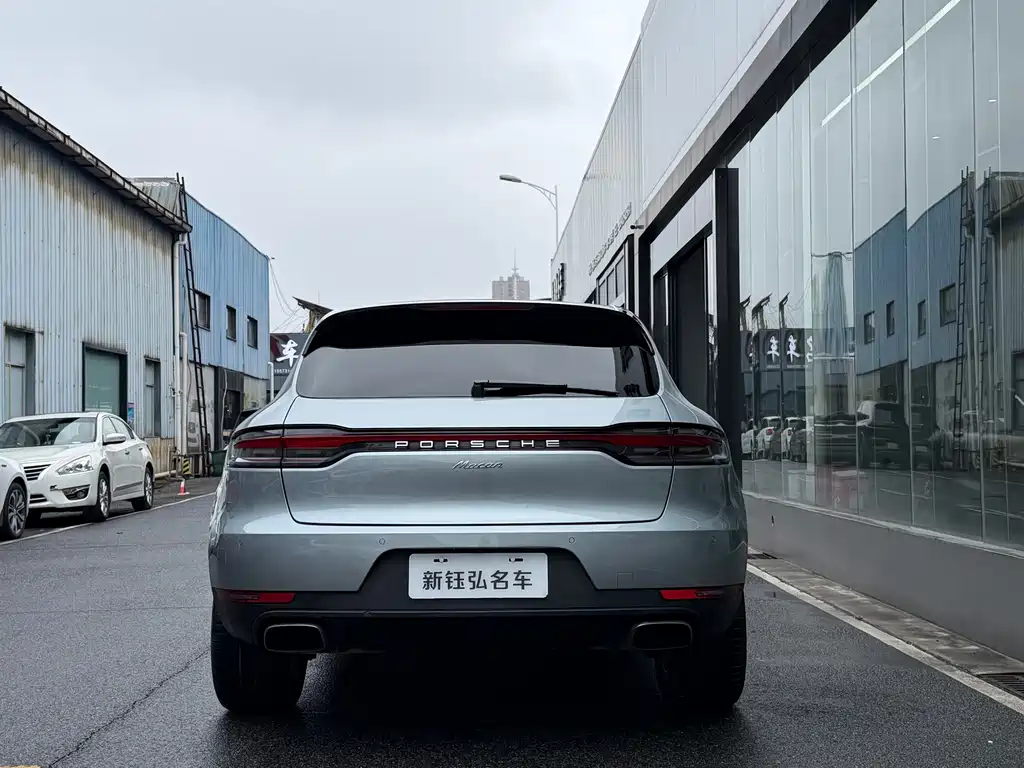PORSCHE MACAN
