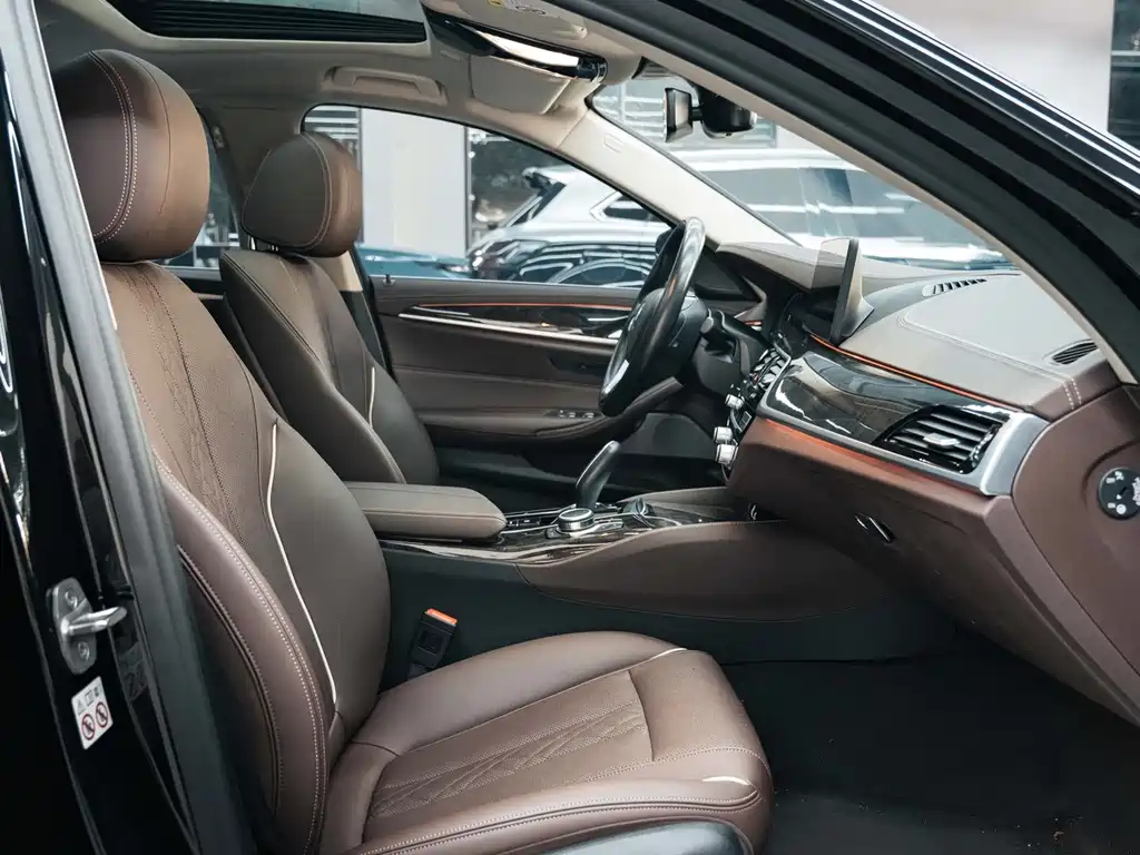 BMW 5 Series — миниатюра 11