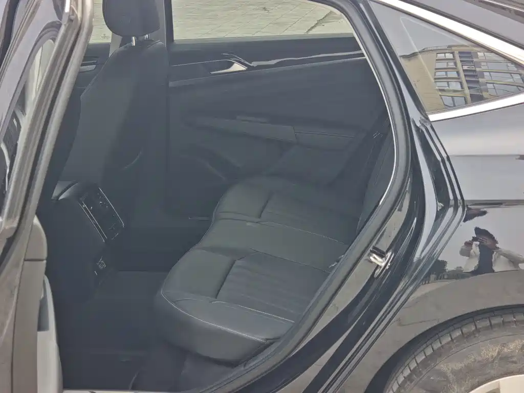 Volkswagen Passat PHEV — миниатюра 6