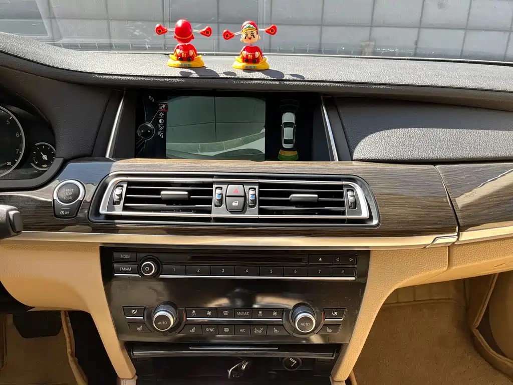 BMW 7 Series — миниатюра 11