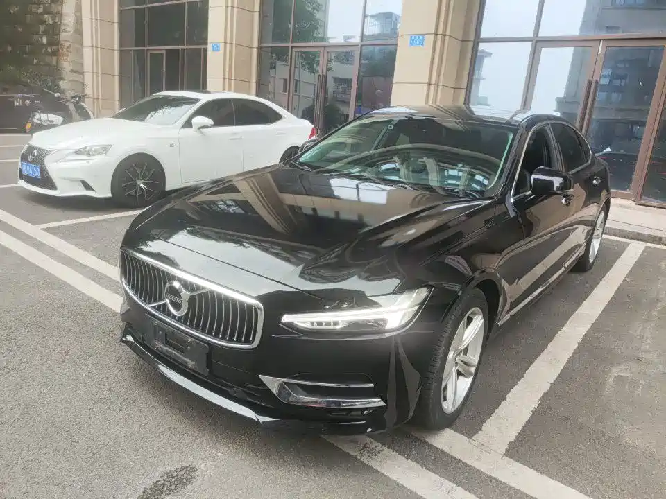 Купить Volvo S90