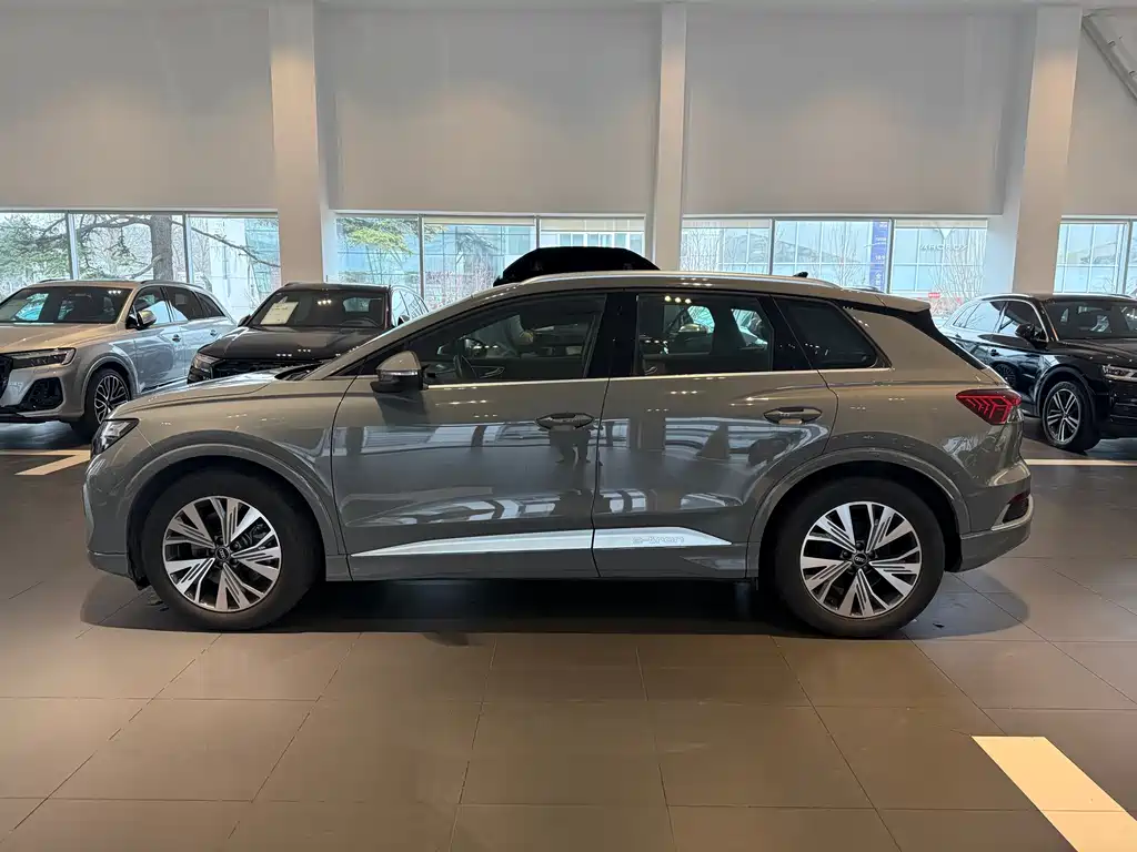 AUDI Q4 E TRON