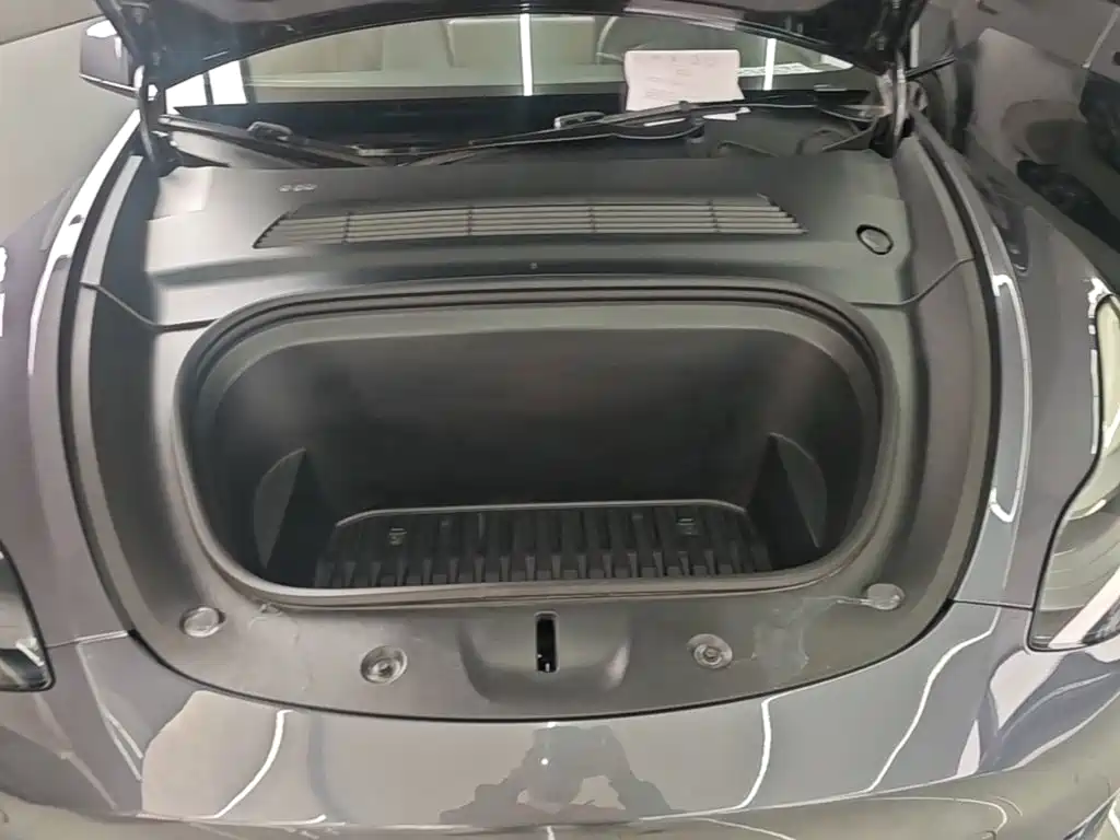Tesla Model Y — миниатюра 20
