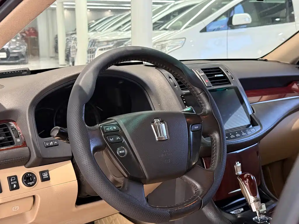 Toyota Crown — миниатюра 5