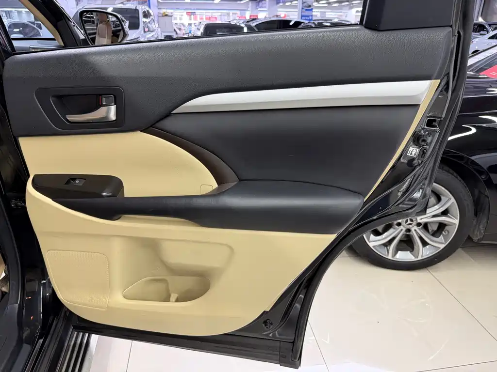 Toyota Highlander — миниатюра 19