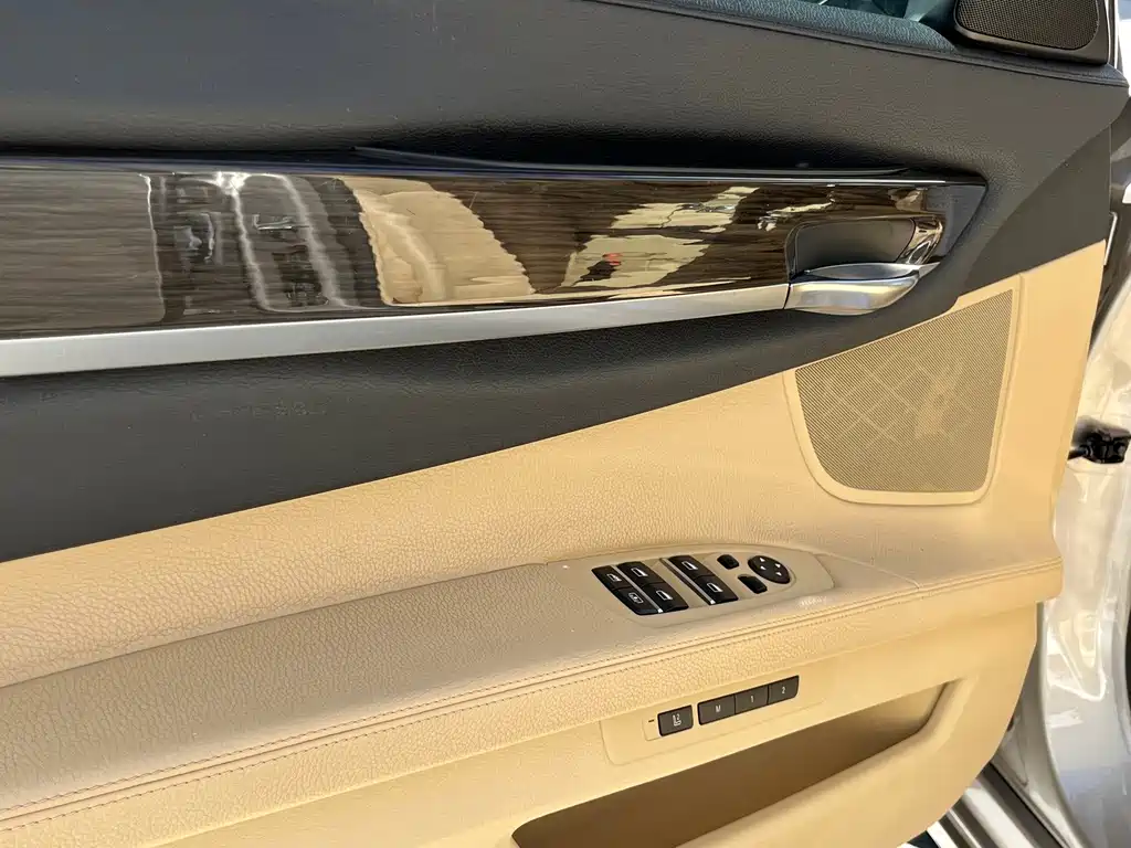 BMW 7 Series — миниатюра 16