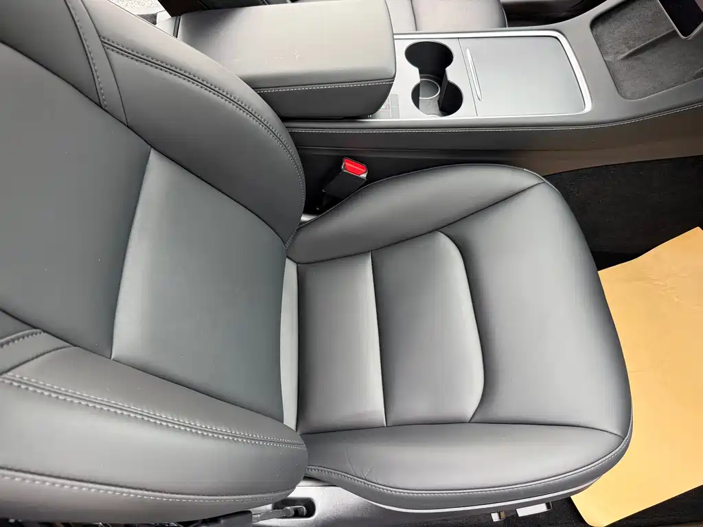 Tesla Model Y — миниатюра 10