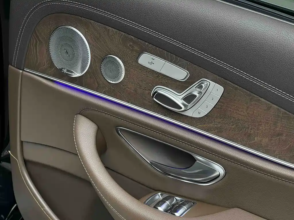 Mercedes-Benz E-Class — миниатюра 11