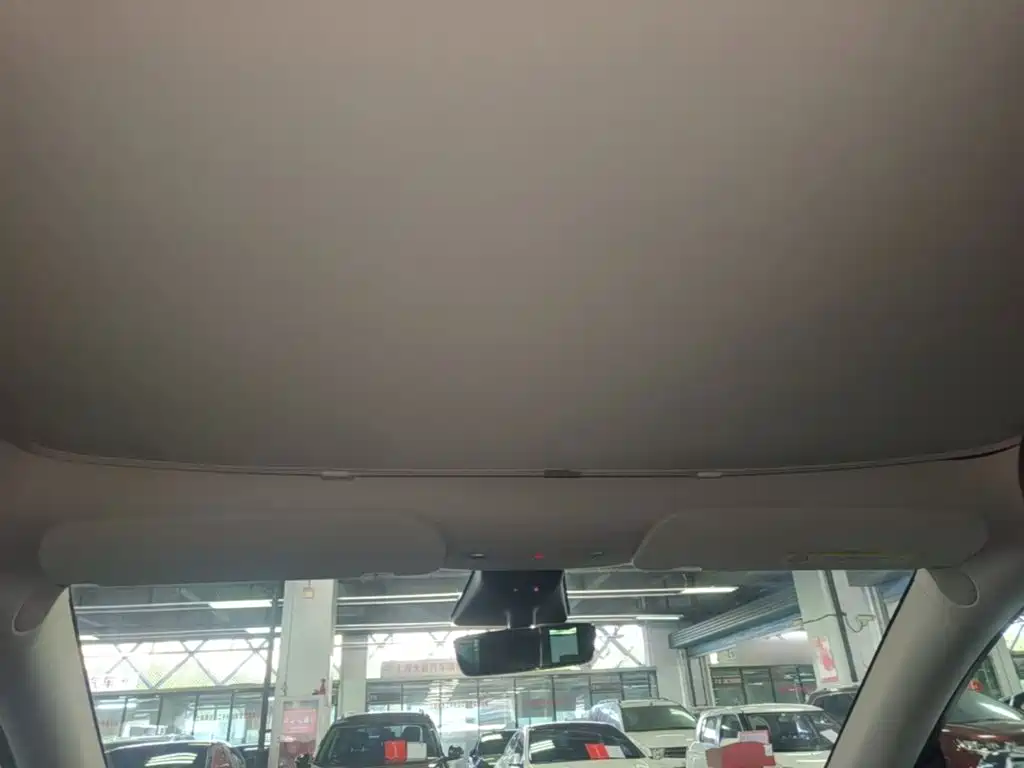Tesla Model Y — миниатюра 18
