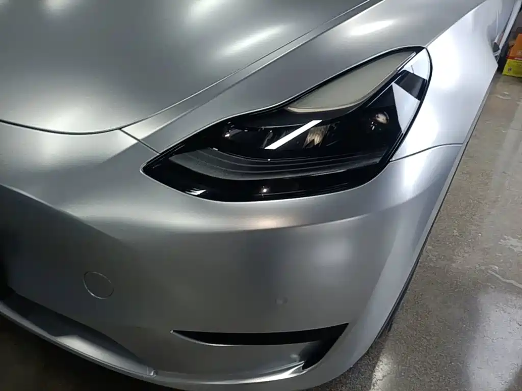 Tesla Model Y — миниатюра 24