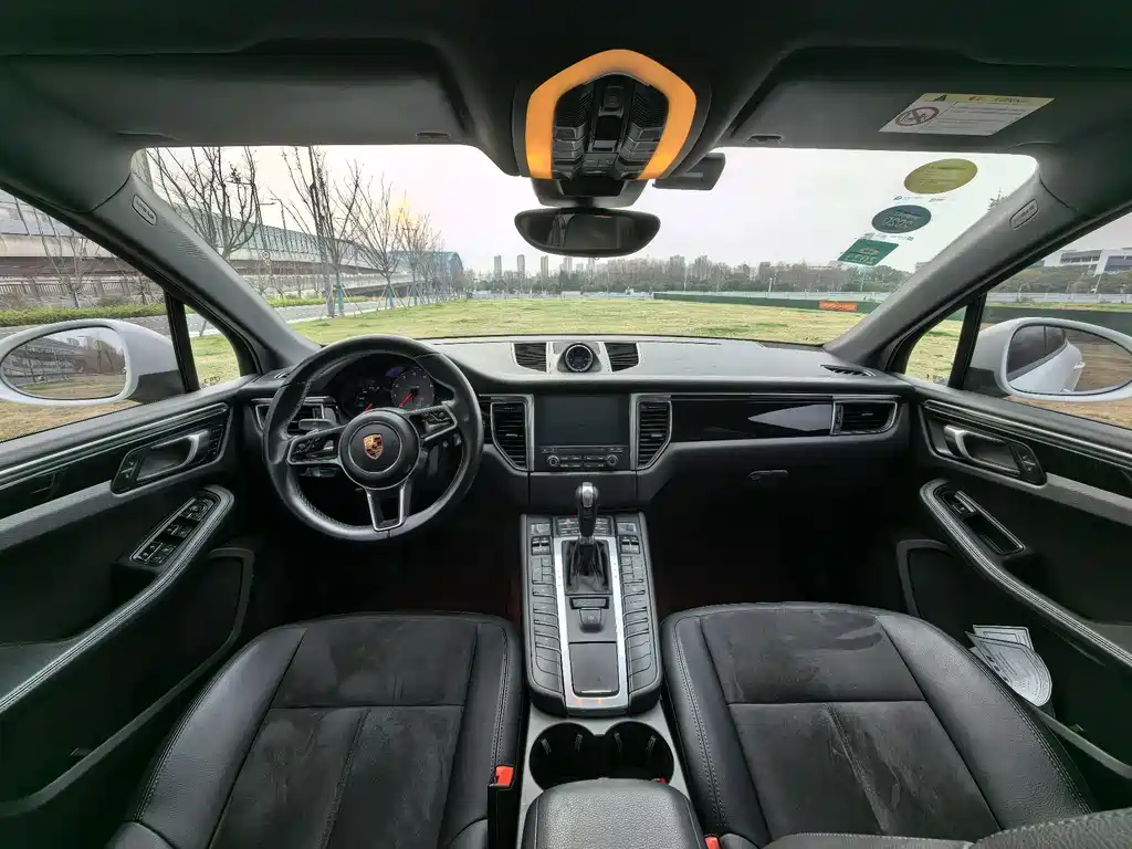 PORSCHE MACAN