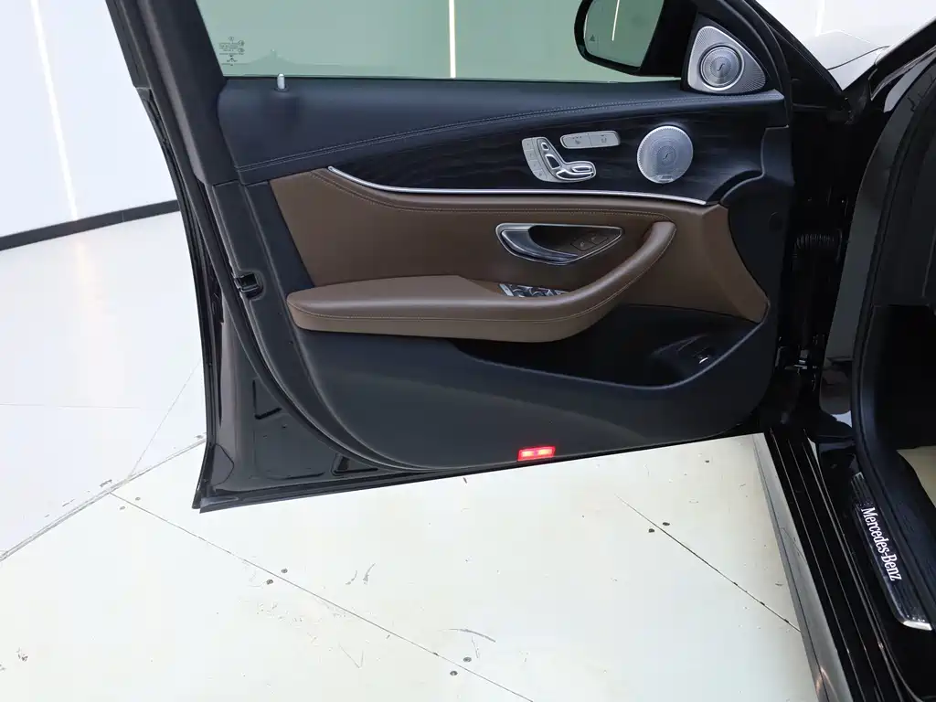Mercedes-Benz E-Class — миниатюра 23