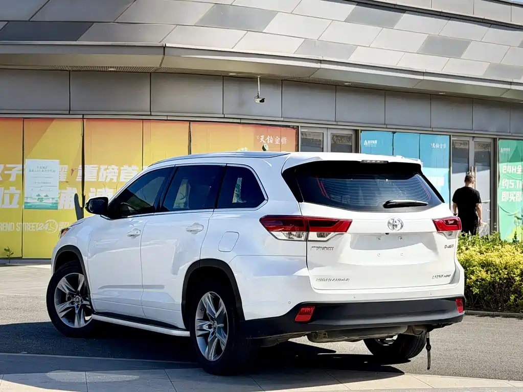 Toyota Highlander 2021 2.0T Luxury 7 мест