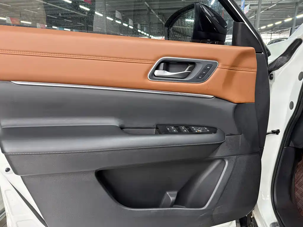 NISSAN EXPLORING THE LAND