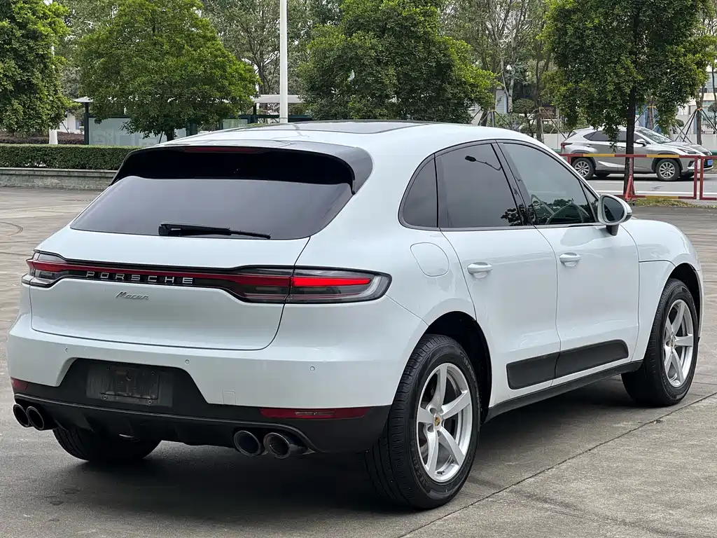 PORSCHE MACAN