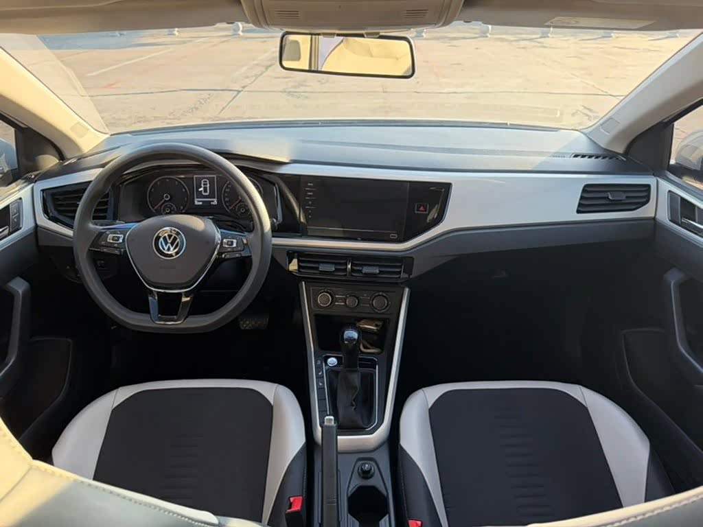 Volkswagen Polo 1.5 л 2022 г. Белый, пробег 42500 км