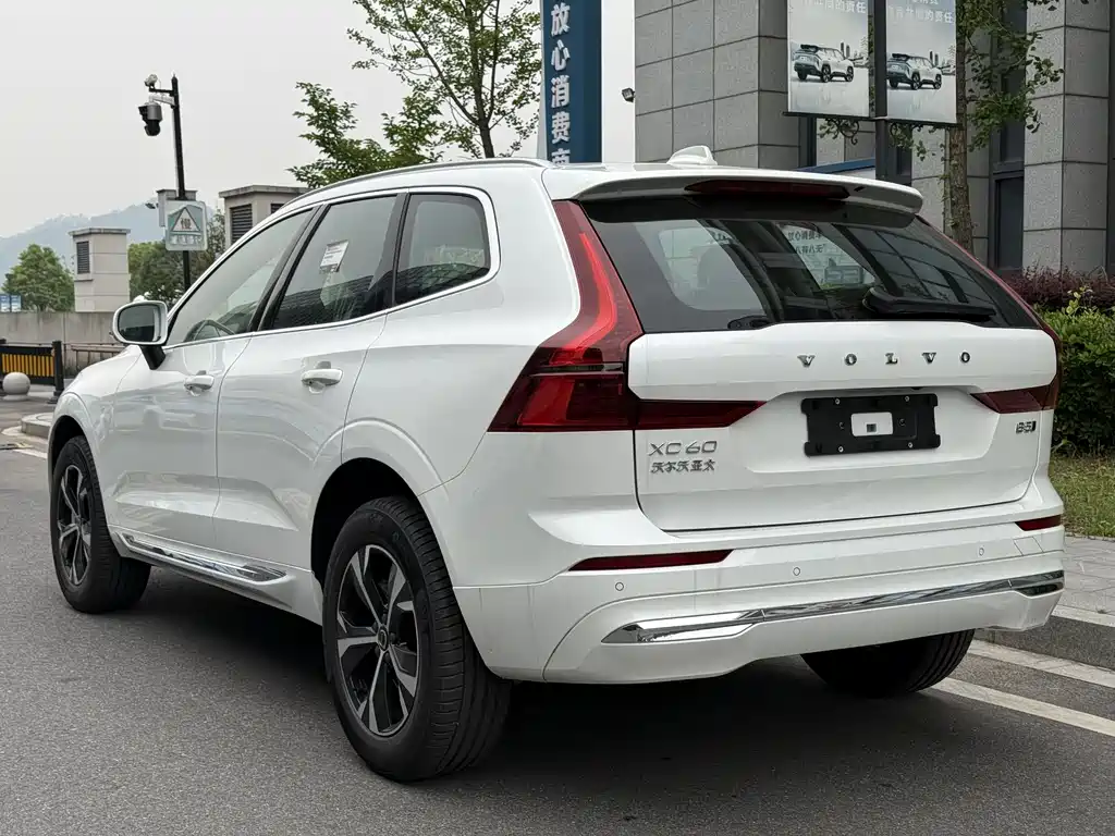 Volvo XC60 2026 B5 Luxury