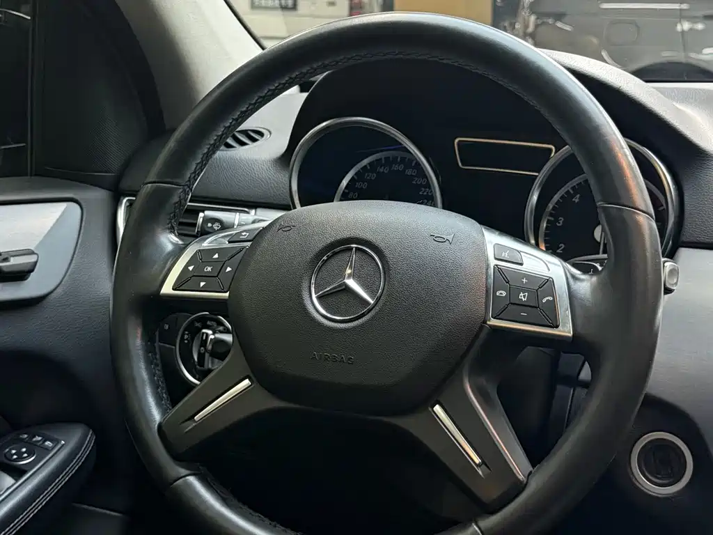 Mercedes-Benz M-Class — миниатюра 6