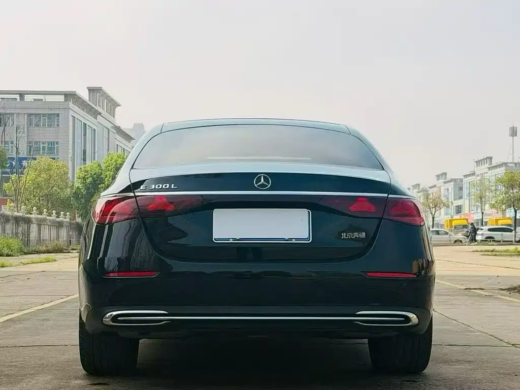 Mercedes-Benz E-Class — миниатюра 8